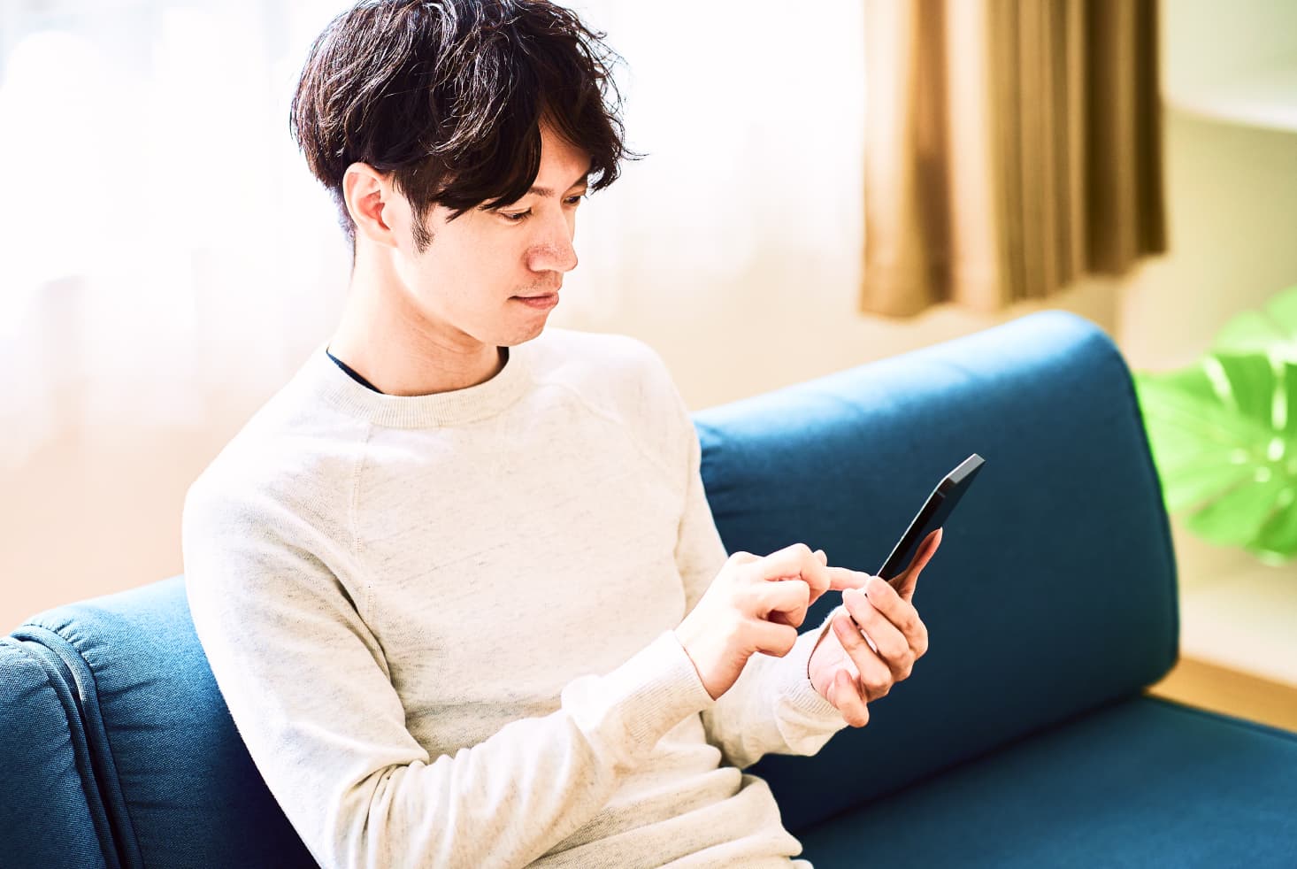 スマホを眺める男性