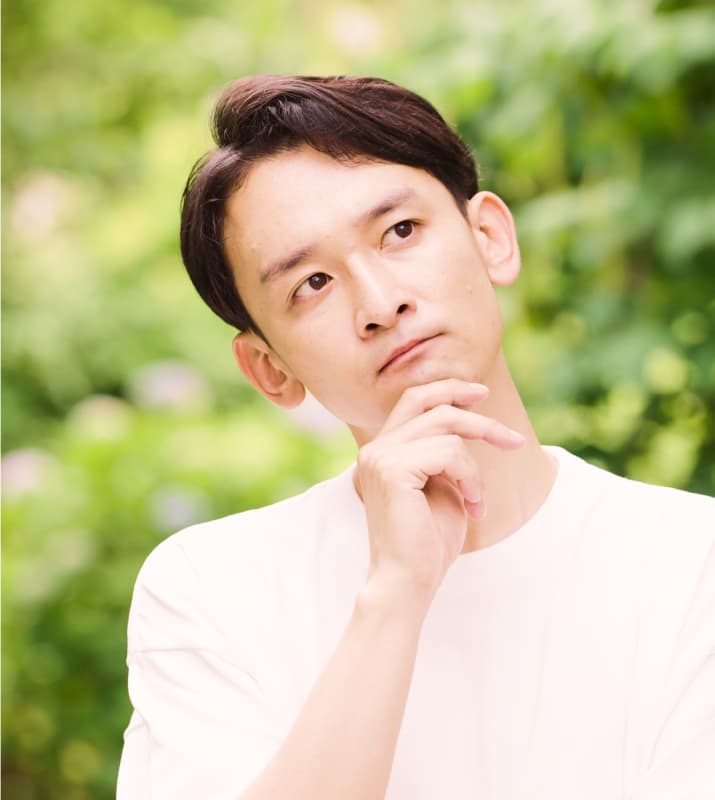 何かを考えている男性